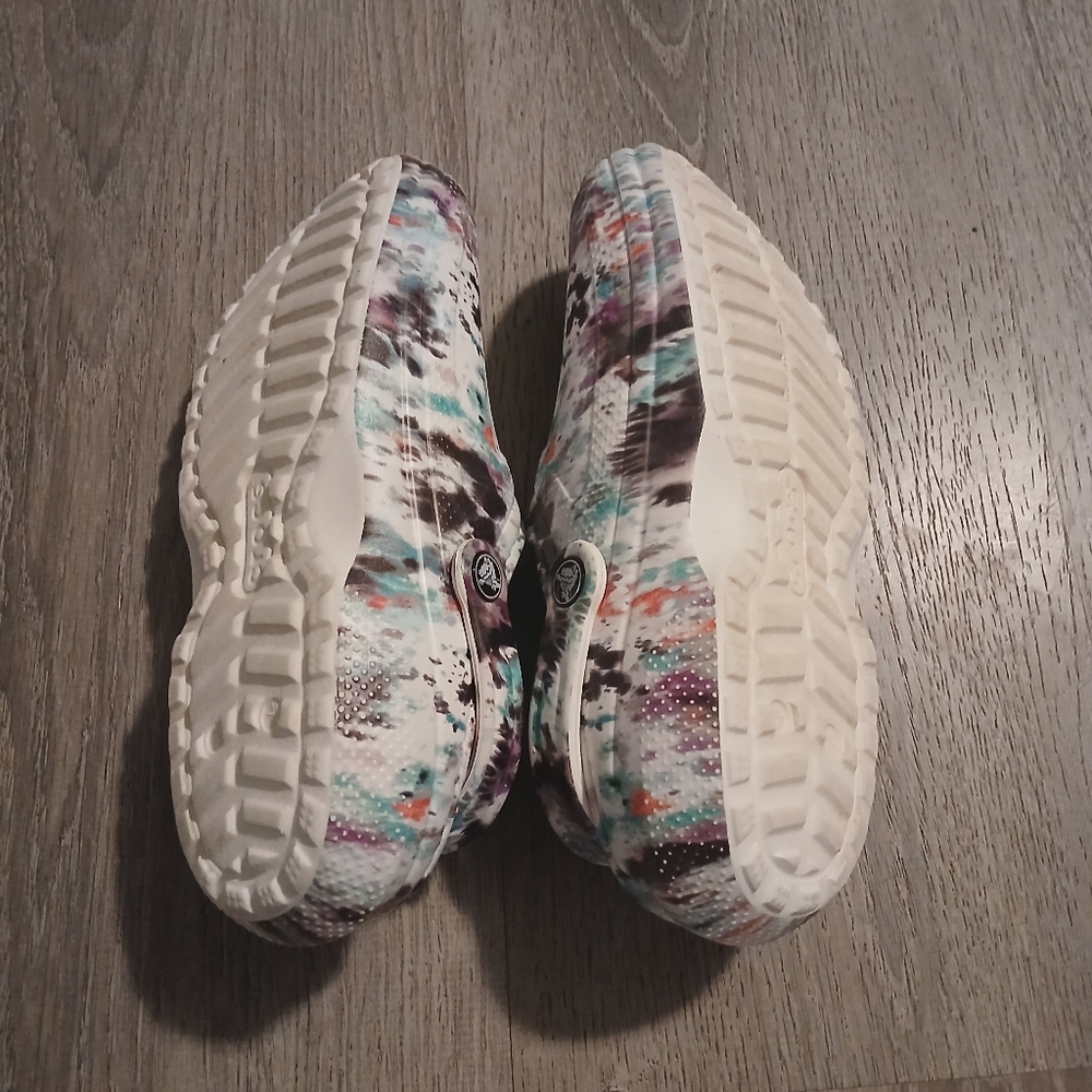 Women's Multicolor Patterned Crocs - image 5